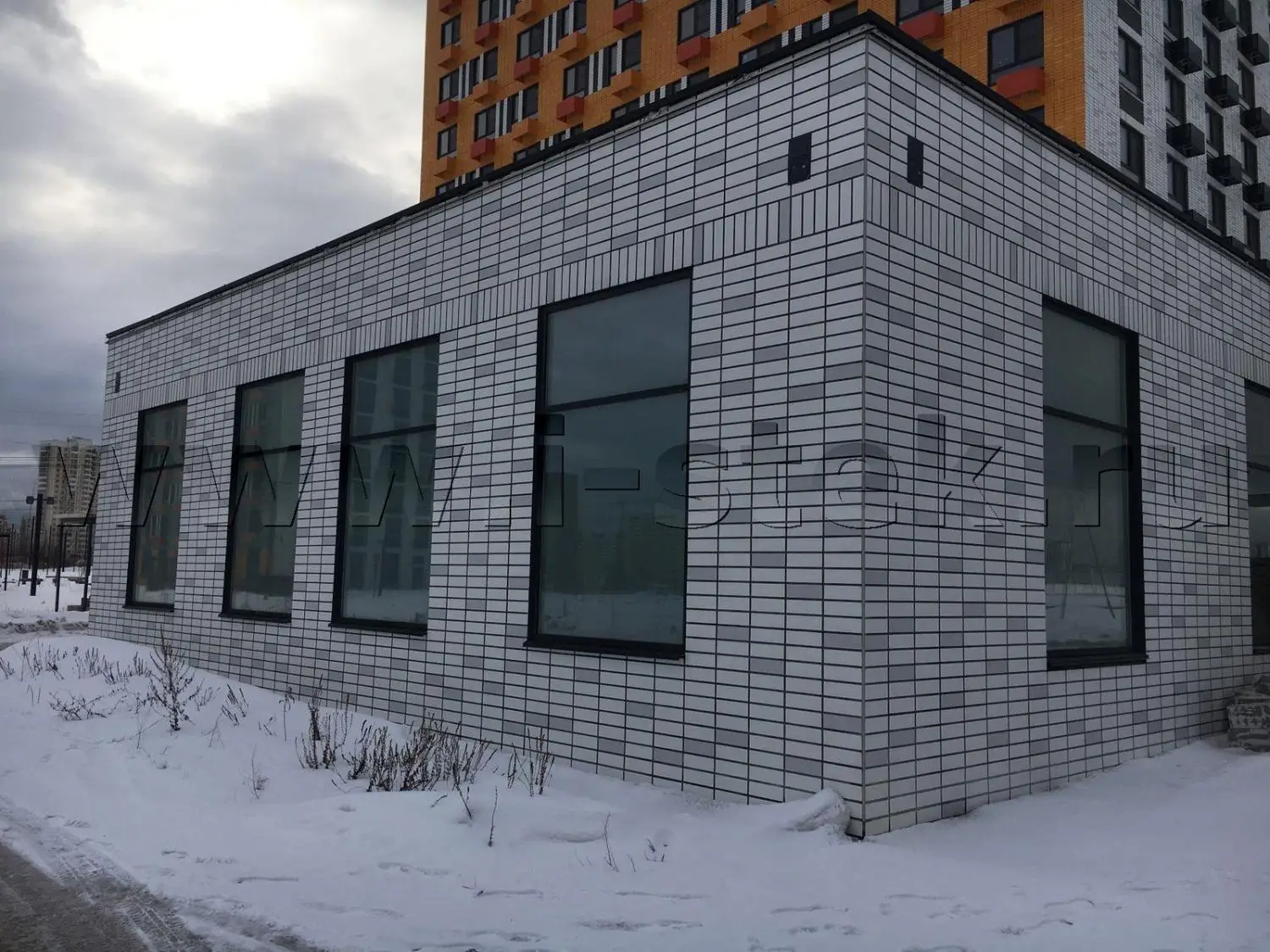 Пленка декоративная матовая на стеклах магазина Пятерочка