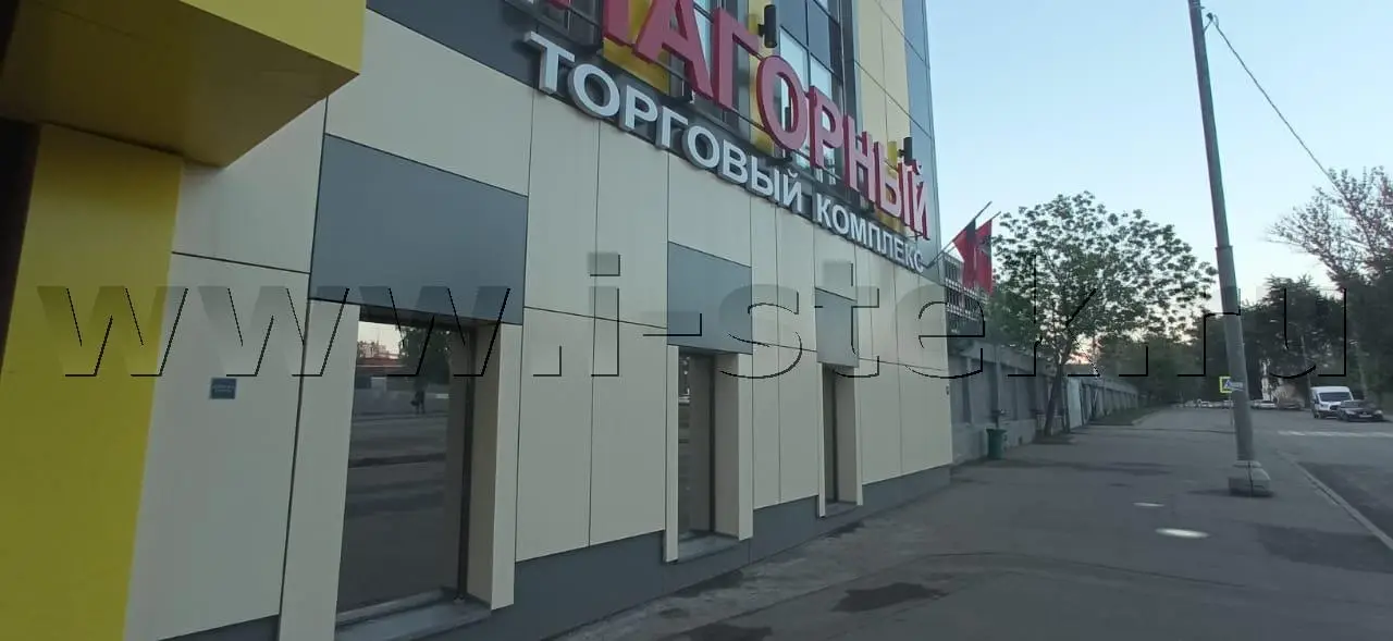 Наружная тонировка стекол торгового центра
