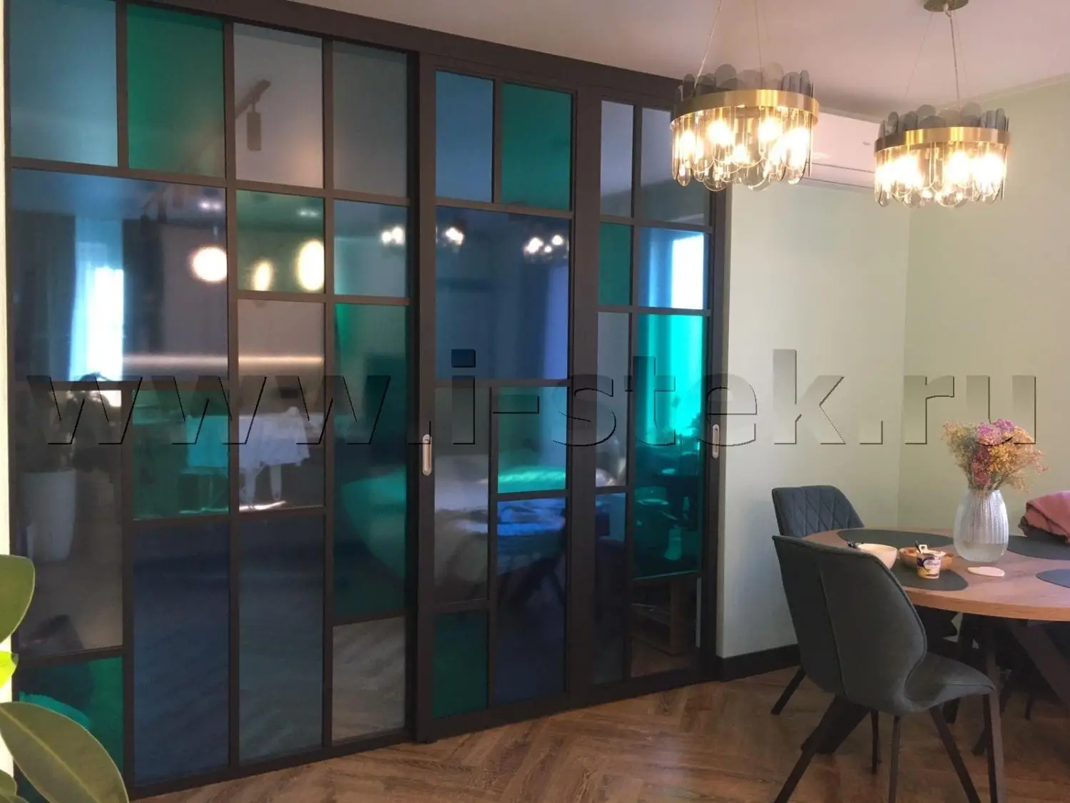 Оклейка в квартире стеклянной перегородки пленкой