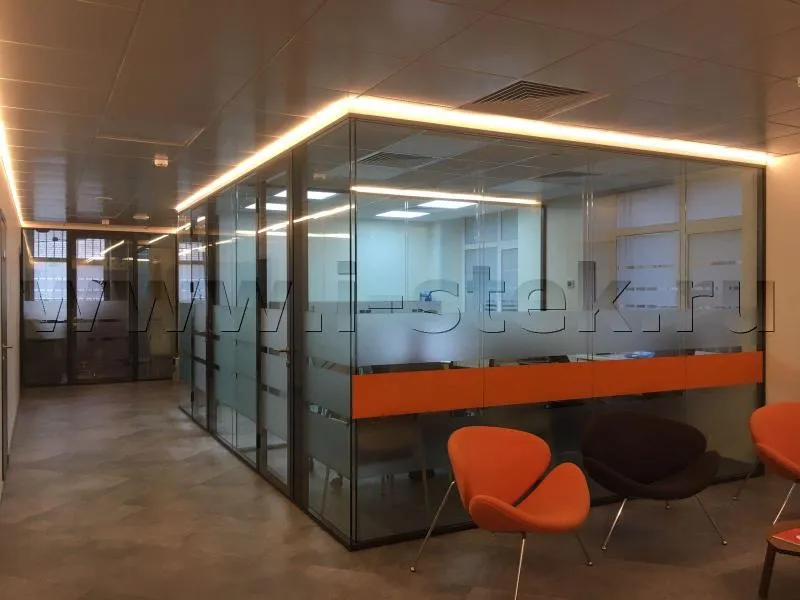 Декорирование офисных стеклянных перегородок пленкой ORAJET и ORACAL