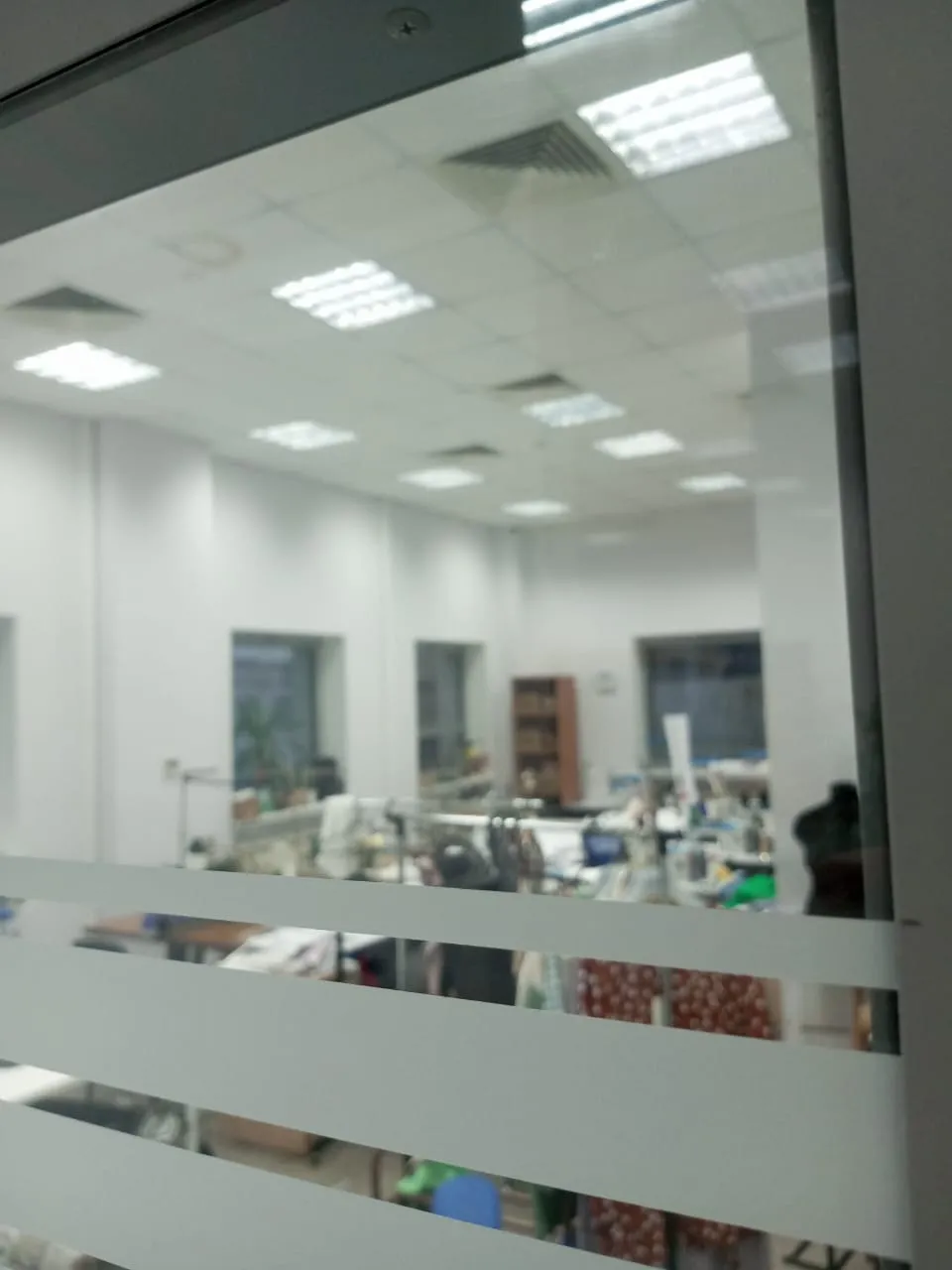 Антискольная защита стекла и декоративное офисное украшение