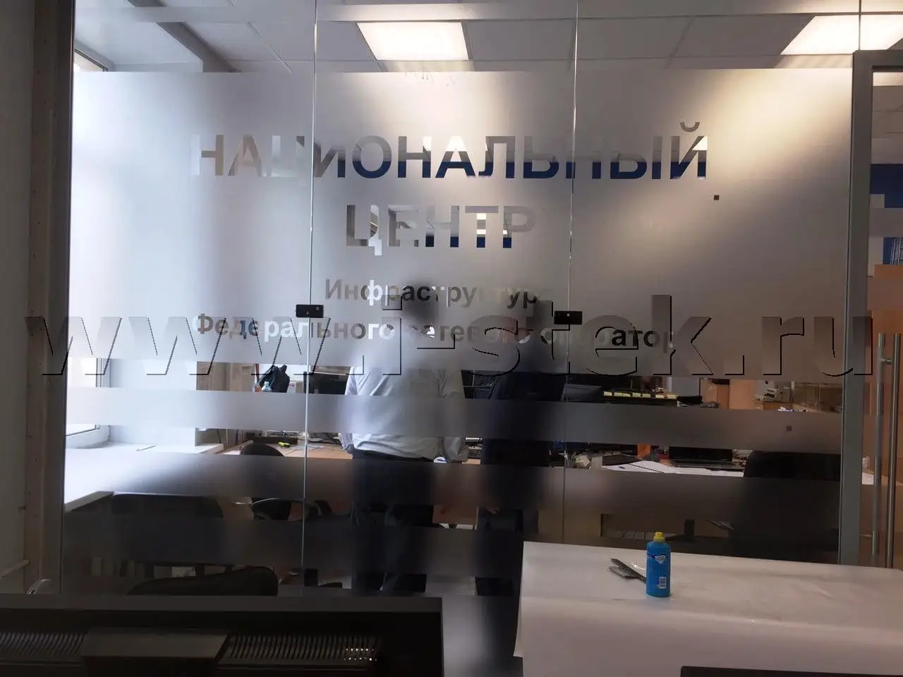 Оклейка стеклянных перегородок с плоттерной резкой надписи