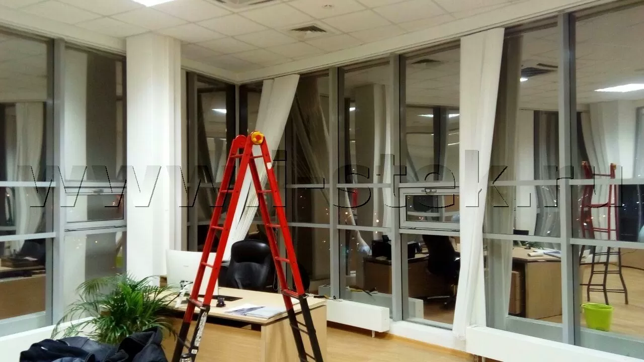 Оклейка офисных стекол тонирующей пленкой